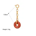 Vue détaillée du pendentif chaîne dorée avec pierre donut rouge, 5,8 cm et 3,8 g - Red Ring Chain Pendant / 5.8cm