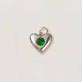 Dettaglio di un ciondolo a cuore in acciaio inossidabile con gemma verde brillante - Forma di Cuore in Strass Verde