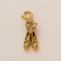 Détail d'un pendentif en forme de ballerines en acier inoxydable plaqué or 18K. - Pendentif Chaussures de Danse