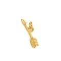 Détail d'un pendentif en forme de flèche en acier inoxydable plaqué or 18 carats - Flèche