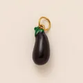 Gros plan détaillé d'une breloque aubergine violette brillante pour bijoux DIY - Pendentif Aubergine