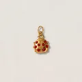Dettaglio macro del ciondolo coccinella in acciaio inossidabile placcato oro 18K e cristalli. - Forma di coccinella