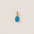 Dettaglio del ciondolo in acciaio placcato oro 18K con pietra blu e cristallo trasparente. - Forma Turchese con Strass