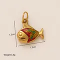 Dettaglio macro di un ciondolo a forma di pesce dorato con scaglie di smalto colorato - Ciondolo in Smalto Pesce Pagliaccio