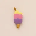 Vista detallada de un colgante de polo de esmalte tricolor en amarillo, rosa y violeta. - Colgante de Helado Tricolor