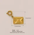 Goldener Edelstahl-Umschlaganhänger mit Herzdetail und Maßangaben - Umschlag-Design / Gold