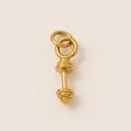 Gros plan détaillé d'un pendentif haltère minimaliste en acier inoxydable plaqué or 18 carats - Pendentif Haltère