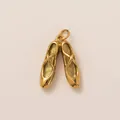 Vue détaillée d'un pendentif chaussons de danse en acier inoxydable plaqué or 18 carats - Chaussures de danse