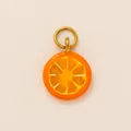 Detailansicht eines lebhaften Orangen-Anhängers für Sommer-Bikini-Accessoires. - Orangenscheibe Anhänger