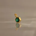 Élégant pendentif hexagonal en pierre de naissance vert émeraude, cadre en acier titane doré - Pendentif Pierre de Naissance Mai