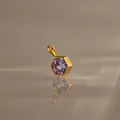 Élégant pendentif hexagonal en pierre de naissance violette en acier titane doré et zircon - Pendentif Pierre De Naissance Juin