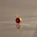 Élégant pendentif hexagonal en acier titane doré orné d'un zircon rouge rubis éclatant - Pendentif Pierre de Naissance Juillet