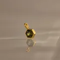 Pendentif hexagonal en acier titane doré orné d'un zircon pierre de naissance vert. - Pendentif Pierre de Naissance Août