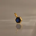 Pendentif hexagonal élégant avec zircon bleu et monture en acier titane doré pour bijoux DIY. - Pendentif Pierre De Naissance Septembre