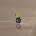 Pendentif pierre de naissance hexagone bleu en acier titane doré - Pendentif Pierre de Naissance Décembre