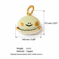 Vue détaillée d'un pendentif en forme de brioche verte avec dimensions et matériau. - Baozi-1-enveloppement Complet