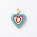 Vue rapprochée du pendentif en forme de cœur mauvais œil avec émail et anneau doré - Pendentif Cœur Bleu (No. 4) / Vert Turquoise