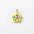 Détail d'un pendentif en forme de fleur en céramique colorée avec un anneau de saut doré - Pendentif Petite Fleur Jaune No. 6