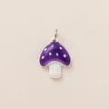 Vue détaillée d'un petit pendentif champignon en émail violet pour bijoux DIY. - Pendentif Champignon Violet (No. 9) / Violet
