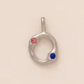 Détail du pendentif anneau irrégulier en acier inox avec strass rose et bleu - Pendentif Cercle / Acier