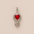 Détail d'un pendentif en cœur en acier inoxydable pour chaussures avec cristal rouge - Pendentif Double Cercle / Acier