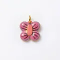 Vue détaillée d'un pendentif papillon en émail rose et acier inoxydable plaqué or. - Pendentif Papillon (No. 11) / Rose Violet