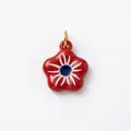 Gros plan d'un pendentif en forme de fleur rouge avec motif œil et anneau doré. - Petit Pendentif Marguerite (No. 14) / Rouge