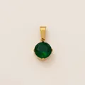 Détail d'un pendentif avec pierre verte ronde sertie dans de l'acier doré 18 carats. - Green Round Birthstone Pendant / Vert
