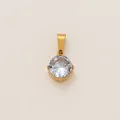 Gros plan d'un pendentif pierre de naissance circulaire avec placage en or 18 carats - White Round Claw-Set Pendant / Blanc