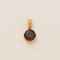 Gros plan d'un pendentif rond en pierre rouge plaqué or 18 carats. - Red Round Birthstone Pendant / Rouge