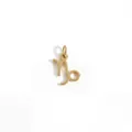 Gros plan d'un pendentif signe du zodiaque Capricorne en acier inoxydable plaqué or 18K - Capricorn Symbol Pendant / Or