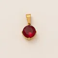 Vue détaillée d'un pendentif en pierre rouge ronde en acier inoxydable plaqué or 18K. - Rose Red Round Birthstone Pendant / Rose rouge