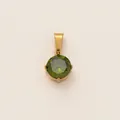 Vue détaillée d'un pendentif en pierre verte ronde avec bélière en acier plaqué or 18 carats - Light Green Round Birthstone Pendant / Vert clair