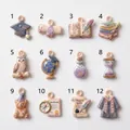 Vista dettagliata di dodici ciondoli in miniatura a tema laurea e magia assortiti - Ciondolo Tocco