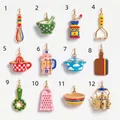 Set mit 12 bunten Emaille-Miniatur-Küchenwerkzeug-Anhängern inklusive eines Schneebesens - Schneebesen Anhänger