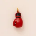 Vue macro du pendentif gant de boxe rouge avec design de masque et anneau d'or. - Pendentif Gant de Boxe Rouge