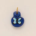 Macro di un ciondolo a cuore in smalto blu con un delicato motivo a farfalla e anello in oro - Stile 5 Ciondolo Farfalla Solo (Senza Catena)
