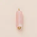 Detailaufnahme eines rosa zylindrischen Anhängers mit goldenen Edelstahlschlaufen. - Rosa Säulenanhänger (27)