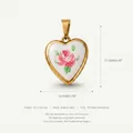 Vista dettagliata di un ciondolo a cuore dorato con motivo a rosa rosa dipinto a mano. - Stile 5 Ciondolo Rosa con Strass Incastonato Solo (Senza Catena)
