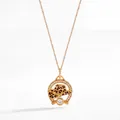 Primo piano del ciondolo a cappello da cowboy leopardato con pietre CZ su catena oro - Collana Cappello Cowboy Leopardata