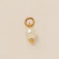 Detalle de un colgante de acero inoxidable dorado con perla blanca para joyería DIY - Double Artificial Pearl Pendant