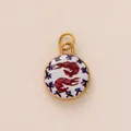 Primer plano de un colgante circular dorado con ilustraciones de gambas rojas sobre fondo blanco. - Shrimp Ocean Pendant