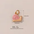 Süßer kleiner Emaille-Schneckenanhänger in Rosa und Hellbraun aus vergoldetem Kupfer - Schnecken Anhänger