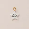 Minimalistische witte sterbedel met een handgetekende auto-illustratie - Witte Ster Auto Hanger