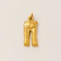 Vue détaillée d'un pendentif doré en forme de pantalon en acier titane 18 carats. - Pendentif Jeans