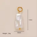 Détail macro d'un pendentif en perle baroque montrant 1,9 cm de long et 0,8 cm de large - N° 15 Pendentif en Perle Artificielle Baroque Blanche
