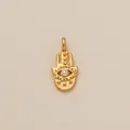Elegante ciondolo a mano di Fatima placcato in oro con perla centrale e trama martellata - Mano di Fatima