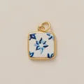 Elegante vintage vierkante hanger met blauw porseleinen bloemmotief in een gouden omlijsting. - Hanger 15 Blauwe Bloem
