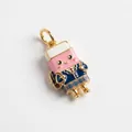 Vue détaillée d'un adorable pendentif en forme de gomme avec finition en émail coloré - Pendentif Fille Gomme Seul (Sans Chaîne)