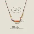 Detailansicht der Retro-Halskette aus geflochtener Kordel mit AMOUR-Emaille-Herzanhänger - Rosa-Blaues Seil AMOUR Herz